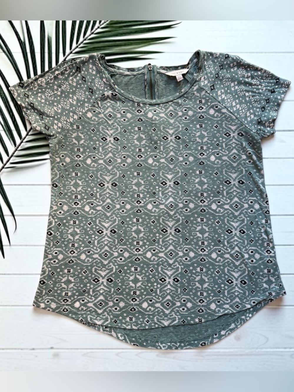 Lucky Brand Printed Short Sleeve Top Sage Green Zip Back Women’s Small
